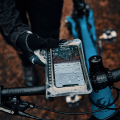 FIDLOCK-VACUUM-uni-phone-case-in-der-hülle-fahrrad-am-lenker-von-oben_800x800.png