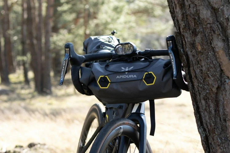 apidura-expedition-handlebar-pack-lifestyle.jpg