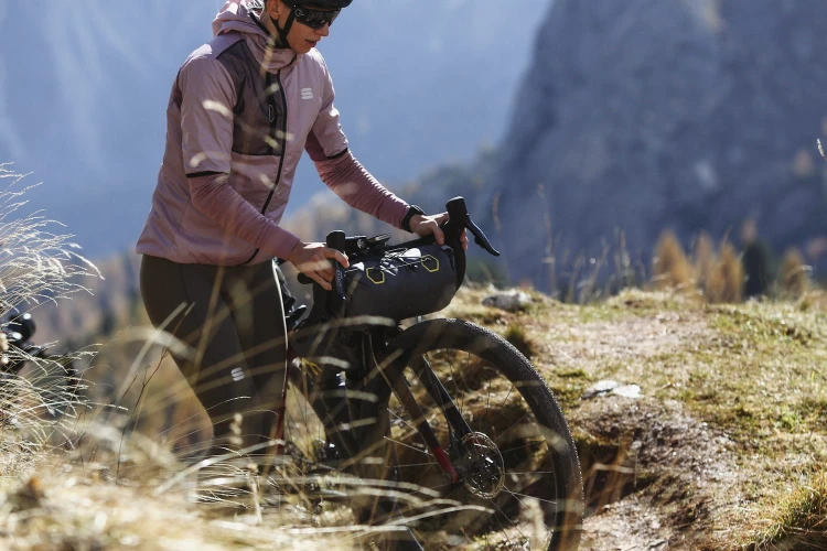apidura-expedition-handlebar-pack-lifestyle-2.jpg