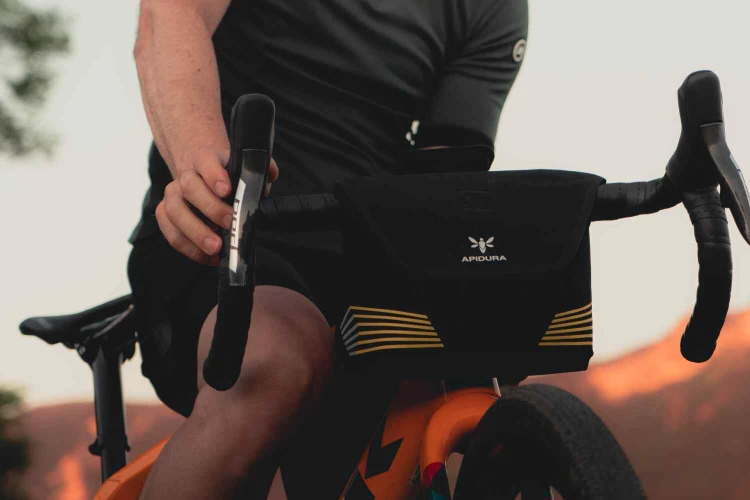 apidura-racing-handlebar-pack-lifestyle.jpg