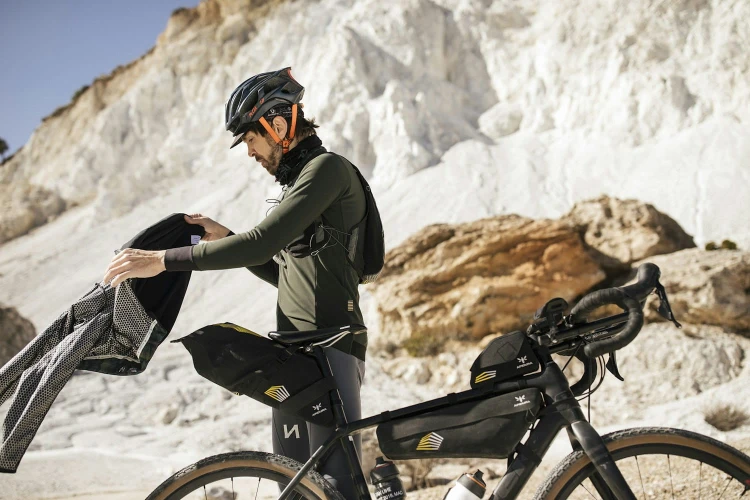 apidura-racing-saddle-pack-7l-lifestyle.jpg