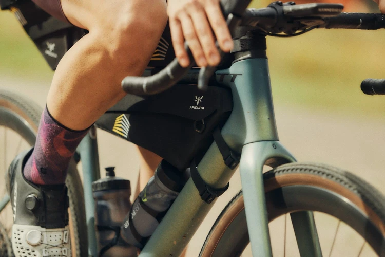apidura-racing-frame-pack-4l-lifestyle-3.jpg