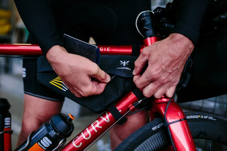 apidura-racing-frame-pack-2.4l-lifestyle-2.jpg