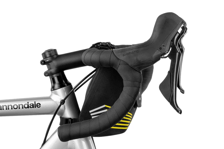 apidura-racing-handlebar-pack-2l-on-bike-3.jpg