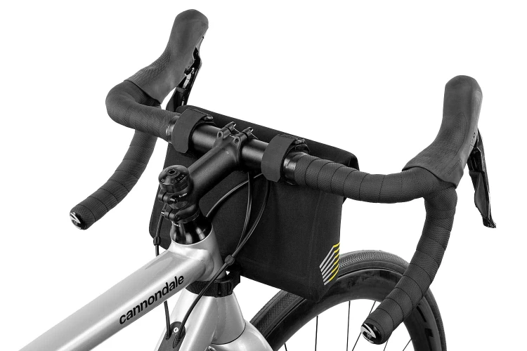 apidura-racing-handlebar-pack-2l-on-bike-4.jpg