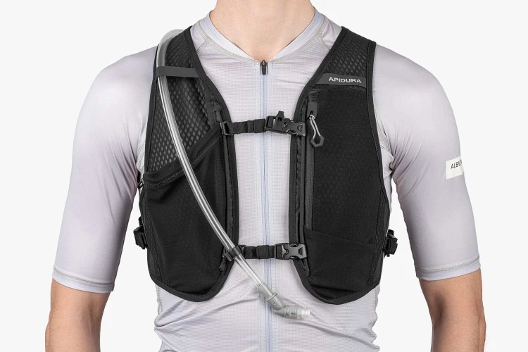 apidura-racing-hydration-vest-l-xl-on-body-1.jpg