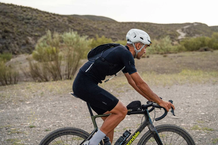 apidura-racing-hydration-vest-lifestyle-2.jpg