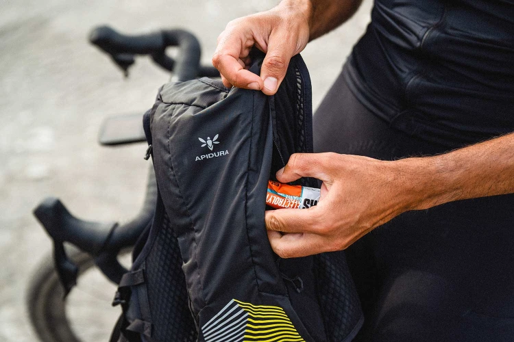 apidura-racing-hydration-vest-lifestyle-3.jpg