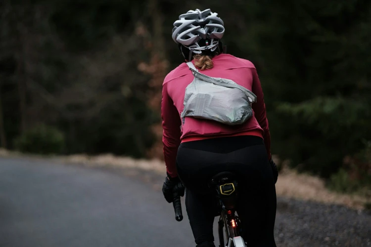 apidura-packable-musette-lifestyle-2.jpg