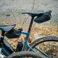 FIDLOCK-Webseite-PINCLIP-saddle-bag-M-unter-dem-Sattel-befestigt-zwei.Fahrrder-mit-Flaschen_1920x1920.jpg