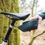 FIDLOCK-Webseite-PINCLIP-saddle-bag-S-vorhalten-vor-Baum_1920x1920.jpg