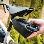 FIDLOCK-Webseite-PINCLIP-saddle-bag-S-vorhalten_1920x1920.jpg