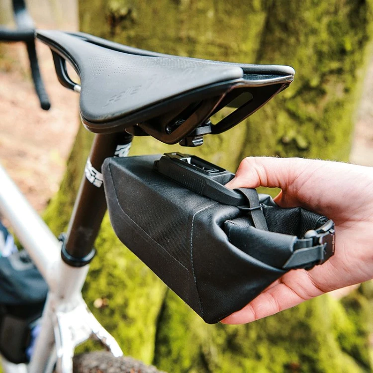 FIDLOCK-Webseite-PINCLIP-saddle-bag-S-vorhalten_1920x1920.jpg