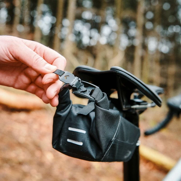 FIDLOCK-Webseite-PINCLIP-saddle-bag-S-Verschluss-ffnent_1920x1920.jpg