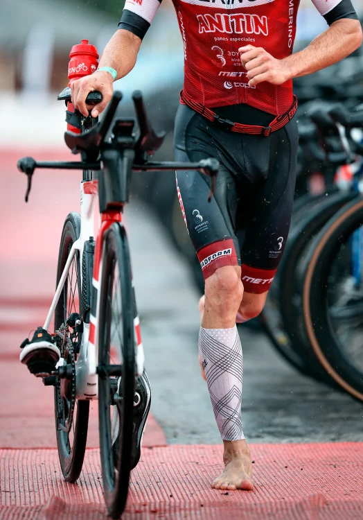 Kompresyjne-oslony-na-lydki-VeloToze-Aero-Leg-Sleeves-Biale1.webp