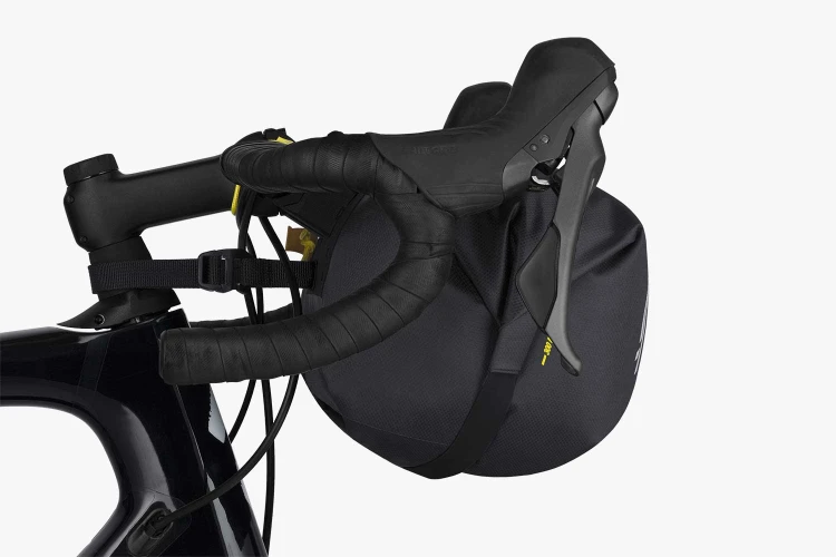 apidura-expedition-handlebar-pack-14l-on-bike-2.jpg