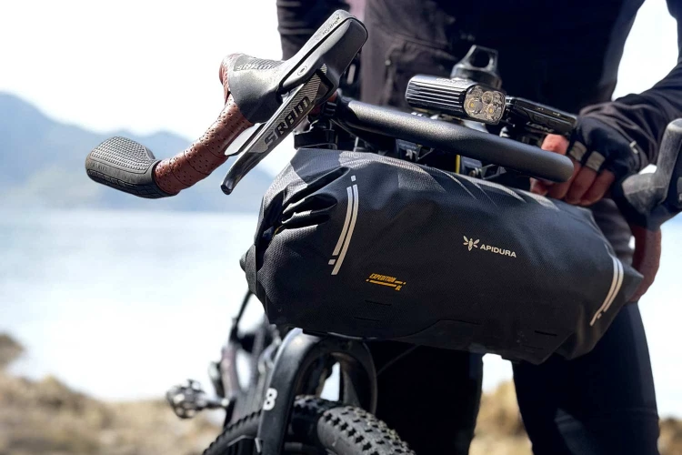 apidura-expedition-handlebar-pack-lifestyle-4.jpg