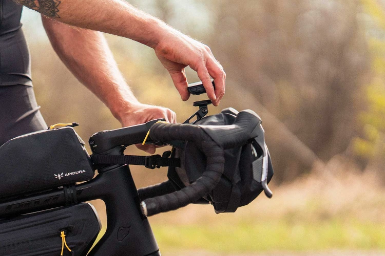 apidura-expedition-handlebar-pack-lifestyle-5.jpg