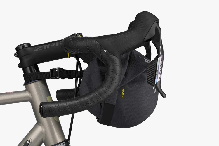 apidura-expedition-handlebar-pack-9l-on-bike-2.jpg
