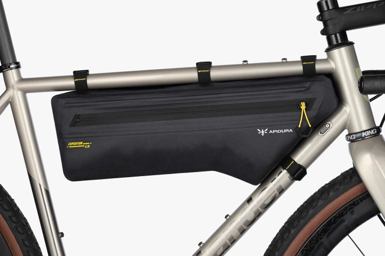 apidura-expedition-frame-pack-4.3l-on-bike-1.jpg