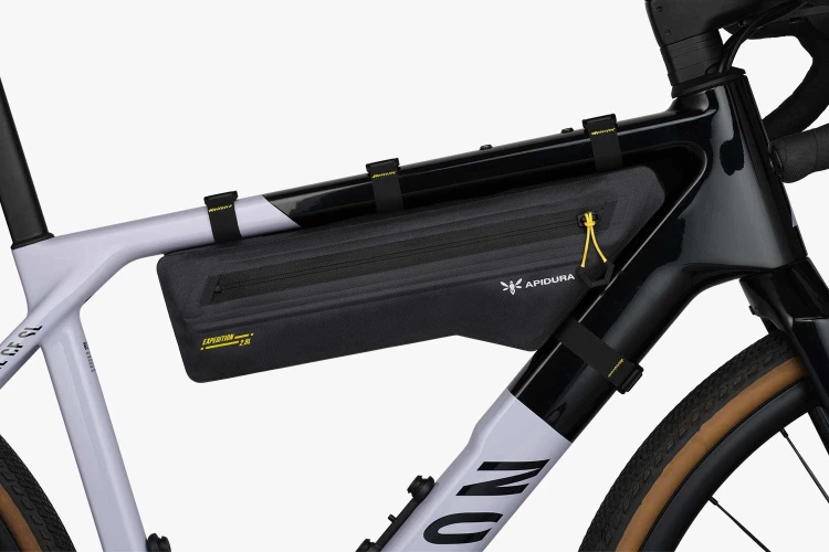 apidura-expedition-frame-pack-2.8l-on-bike-1.jpg