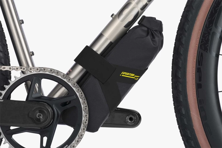 apidura-expedition-downtube-pack-1.5l-on-bike-1.jpg