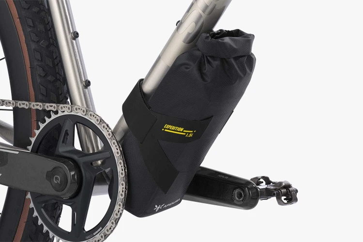 apidura-expedition-downtube-pack-1.5l-on-bike-2.jpg