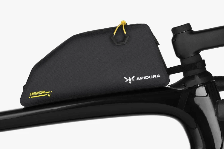 apidura-expedition-bolt-on-top-tube-pack-1l-on-bike-1-1.jpg