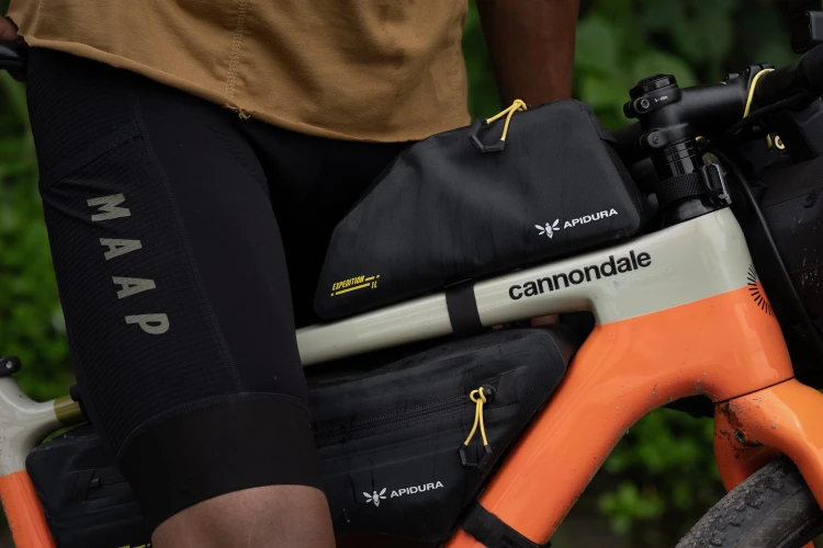 apidura-expedition-bolt-on-top-tube-pack-lifestyle-1.jpg