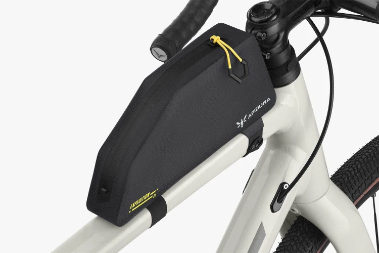 apidura-expedition-top-tube-pack-1l-on-bike-2-2.jpg