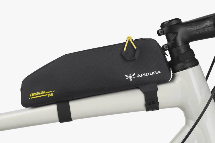 apidura-expedition-top-tube-pack-0.6l-on-bike-1.jpg
